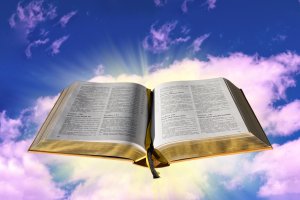 Raamattu, jonka takana pinkki pilvi